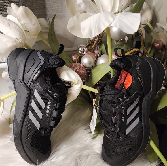 adidas men's Terrex Swift R3 Sneaker Men7/Women new - Picture 1 of 5